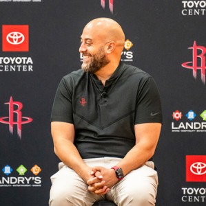 斯通：申京不仅打得极具统治力 身体状态也很出色